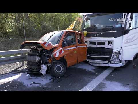 Lkw kracht auf A 93 in Baustellenfahrzeug