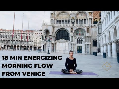 18-Minute Energizing Morning Yoga Flow in Venice | Gentle Twists & Side Stretches