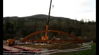 preview picture of video 'Montaje Puente de Madera en el Rio Asón'