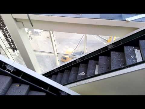 Kran hebt Rolltreppen aus Ermafa-Gebäude