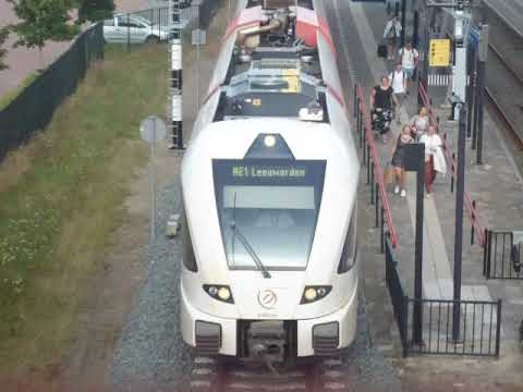 RE1 richting Leeuwarden vertrekt van station Buitenpost!