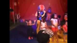 preview picture of video 'show das poderosas isabella dançando no circo'