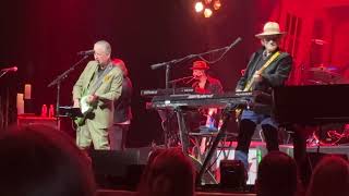 Glenn Tilbrook and Daryl Hall – Pulling Mussels (From a Shell)–Genesee Theater, Waukegan, IL–4/03/25