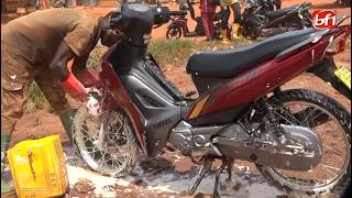 Bobo-Dioulasso : zoom sur le métier d’Abdramane Traoré, laveur de motos et de voitures