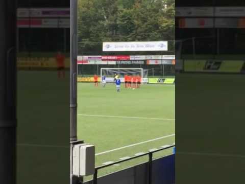 Vrije trap - Karen Muradov van Jong Gvvv tegen f.c. Volendam