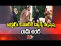 Ram Charan Gives Dance Class To Akshay Kumar On Stage NTV