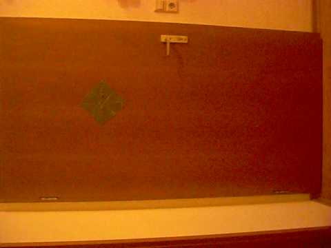 Arasch zerschmettert Robins Türe