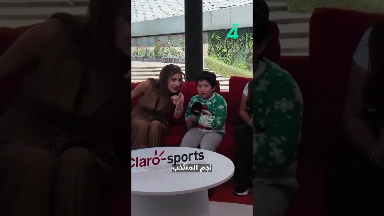 فيديو | لم يملك ثمن قميص المنتخب فارتدى سترة "سانتا".. فغادر بقميص موقّع من نجوم المكسيك