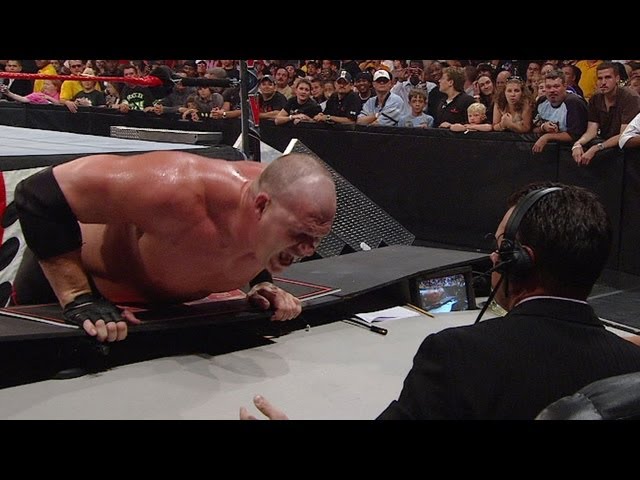 WWE Kommentatoren Spielset – Mit Zerbrechlichem Tisch & 2 Stahlstühlen, Action-Figuren