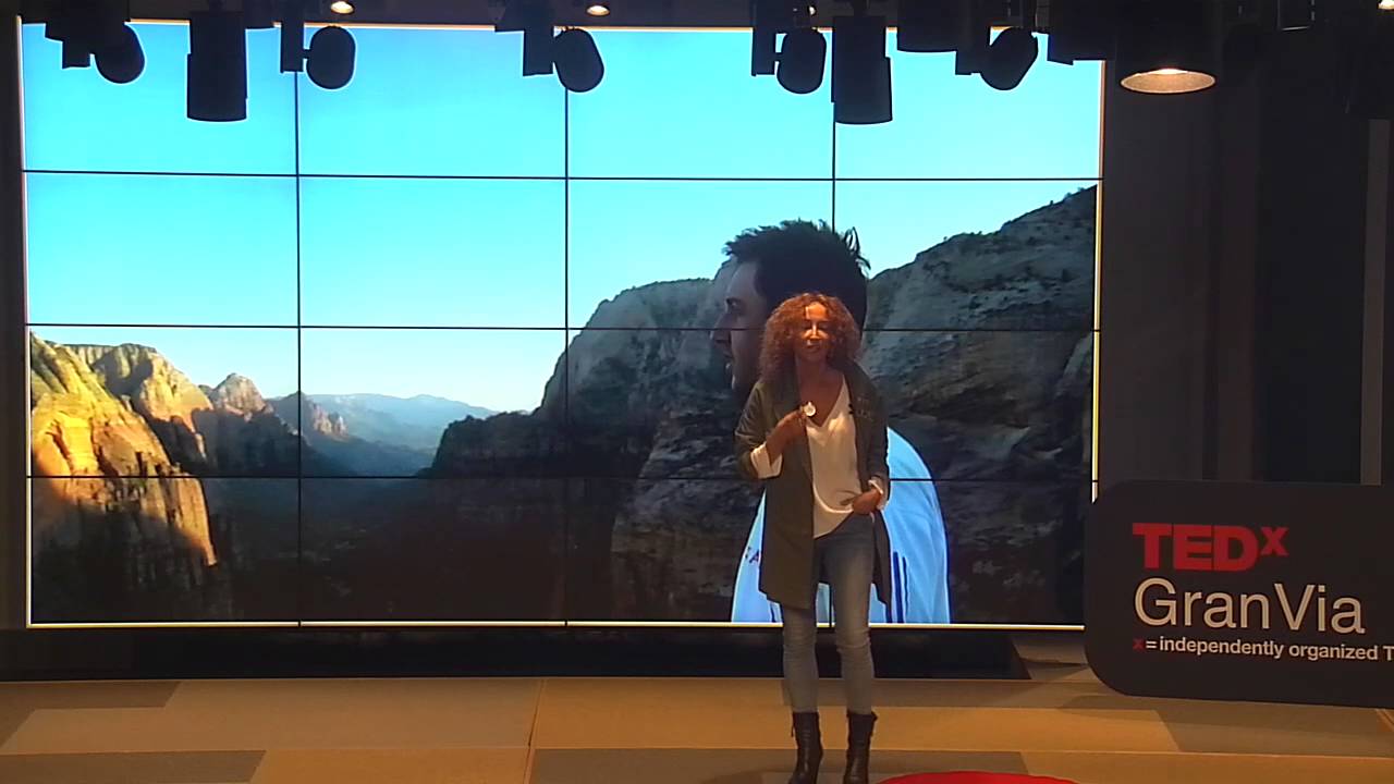 Silvia Escribano en el escenario TEDx Gran Vía — Sueña a través del mindfulness