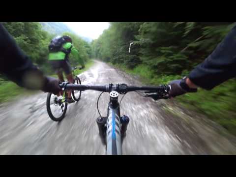 Ne-a prins ploaia pe Fratosteanu. Am filmat coborarea pe Valea Rudaresei