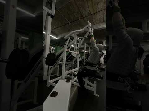 3 plates on everything 😈 weighing 168 #trentwins #newgym #fitness #gymlife #row #bench