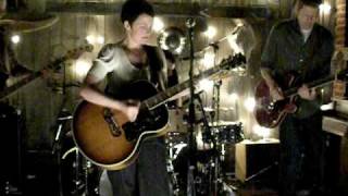 Holly McNarland - Numb (Live).AVI