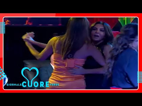 Il ballo e la mano sul sedere. Cosa è successo tra Sabrina Ferilli e Belen in diretta