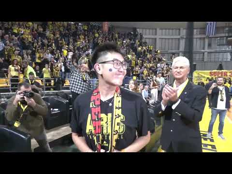 ΚΑΕ ΑΡΗΣ η  εισοδος του Ρίτσαρντ Σιάο στο Nick Galis Hall πριν το παιχνίδι με το Αμβούργο