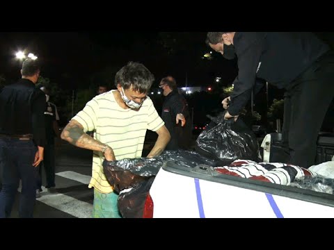 Moradores de rua recebem agasalhos e coberturas