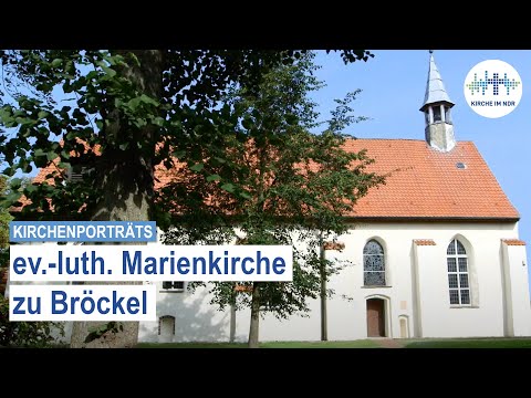 Marienkirche zu Bröckel mit wunderschönen bunten Kirchenfenster.