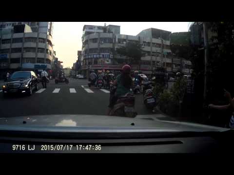 20150717 17:47 Acidente de veículo na Guoguang Road, Dali District, Taichung City, 3rd Street, Defang South