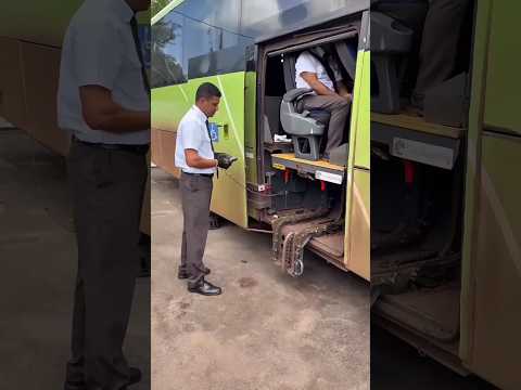 El conductor pensó que era un espacio para equipaje… pero era algo mucho más importante 😳🚌#shorts