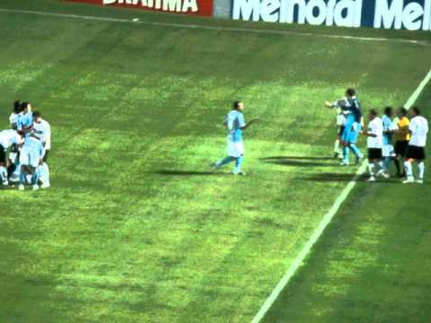 Coritiba 2x0 Grêmio - Marquinhos acerta cotovelada em Jonas - Camp. Brasileiro 2011
