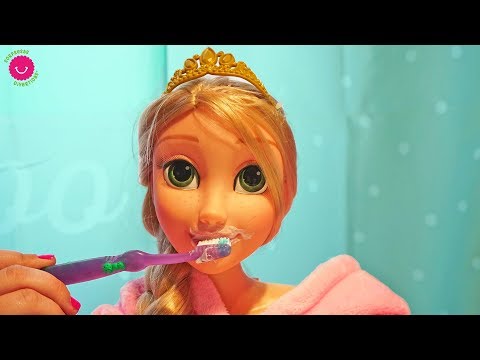 Muñeca Rapunzel Grande en su rutina de noche 🌙Comiendo Noodles