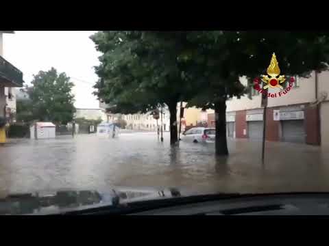 Maltempo Toscana: un'onda d'acqua travolge la frazione San Paolo alle porte del capoluogo toscano