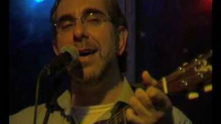 Benyamin Steinberg Performs Shlomo Carlebach Shuvu Elai (הזמר והיוצר בנימין שטיינברג) - התמונה מוצגת ישירות מתוך אתר האינטרנט יוטיוב. זכויות היוצרים בתמונה שייכות ליוצרה. קישור קרדיט למקור התוכן נמצא בתוך דף הסרטון