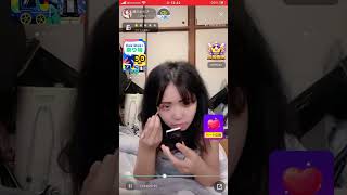 ライブ配信　メイク中にガッツリ胸チラpart②