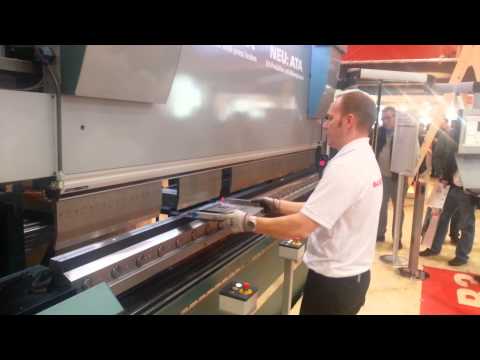 Hydraulic press brake machine