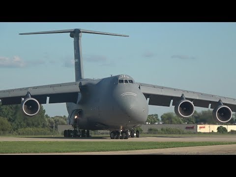 Massive Lockheed Martin C-5M Super Galaxy arrives at Oshkosh