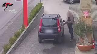 Donna assalita dall'ex mentre è in auto al distributore a Napoli: le immagini dell'aggressione