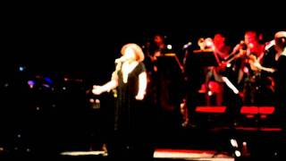 Bibi Ferreira canta Hymne à l'amour