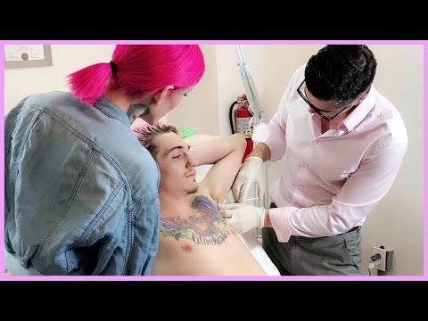 私のボーイフレンドは、ボトックスを取得します...肛門に！(グラフィックコンテンツ！) (MY BOYFRIEND GETS BOTOX... IN HIS ARMPITS!! (Graphic Content!))