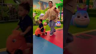 Download lagu Main sepeda boneka warna orange lucu bersama ibu di taman dino lucu mp3