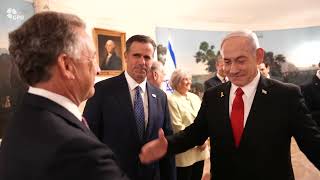 ראש הממשלה בנימין נתניהו נפגש עם נשיא ארה״ב דונלד טראמפ בבית הלבן (עדכוני משרד ראש הממשלה) - התמונה מוצגת ישירות מתוך אתר האינטרנט יוטיוב. זכויות היוצרים בתמונה שייכות ליוצרה. קישור קרדיט למקור התוכן נמצא בתוך דף הסרטון