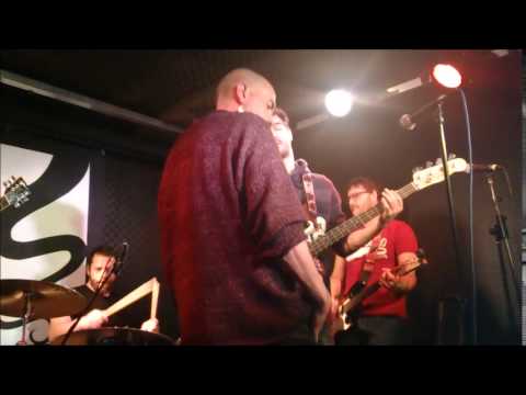 Moreno casi gris, El espantapájaros