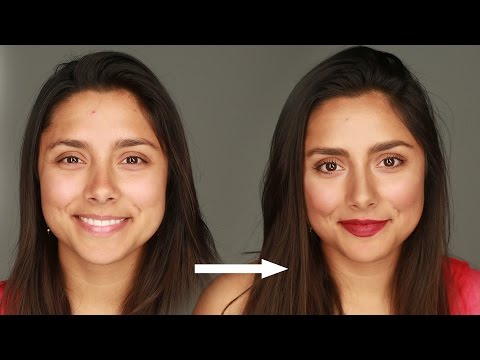 女性が初めてメイクの仕方を学ぶ (Women Learn How To Do Makeup For The First Time)