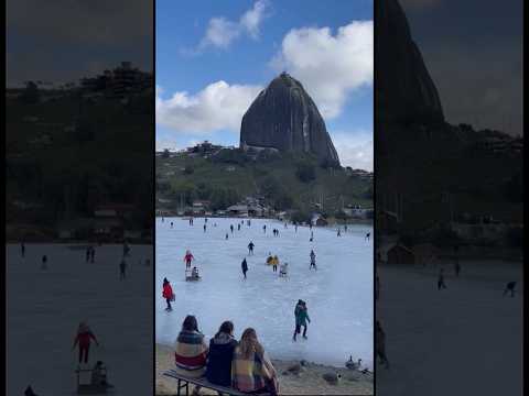 Patinaje sobre el hielo en #Guatapé la magia de la #iA