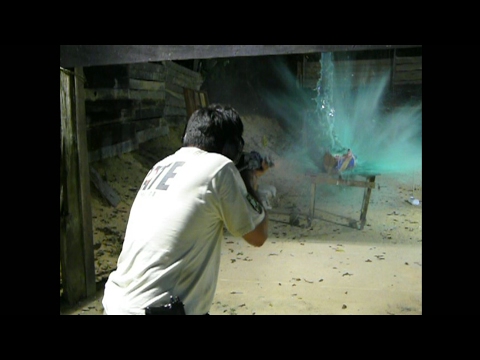 AK 47  ATIRANDO NA LATA DE TINTA COM ÁGUA EM RAJADA!