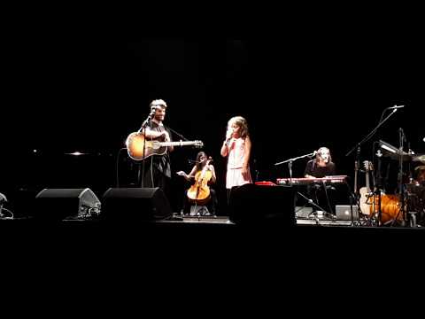 En Joan Dausà i la Jana cantant Nàufrags (Ara som Gegants)