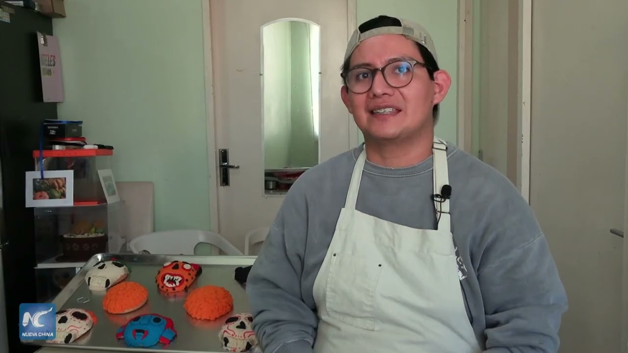 El 'pan de muerto' renace con la creatividad de un repostero mexicano en vísperas del Día de Muertos