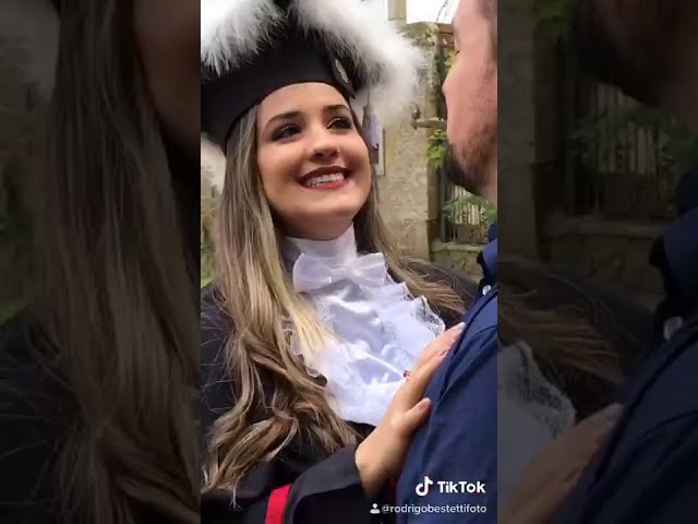 ensaio-de-formatura-reels-instagram-tiktok-direito-advogada-camili-oliveira-rodrigo-bestetti-trailer-toga-fotografo-fotografia-porto-alegre'