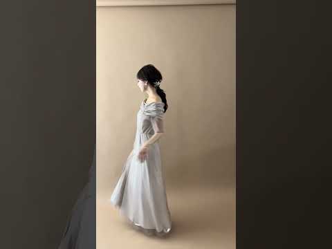 ベージュのエクラパールオフショルドレス 動画