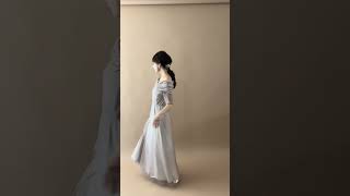ベージュのエクラパールオフショルドレス 動画