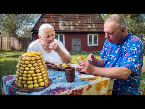Einsame 85-jährige Oma und ihr Sohn kochen geheimes Karpatenrezept über offenem Feuer - Dorfleben