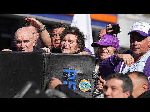 Video Thumbnail: Steine auf Argentiniens Präsident Milei bei Kundgebung in Buenos Aires geworfen