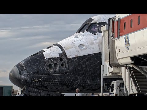 STS-128 Space Shuttle Discovery  landing and turnaround at NASA AFRC / Dryden Flight Research Center