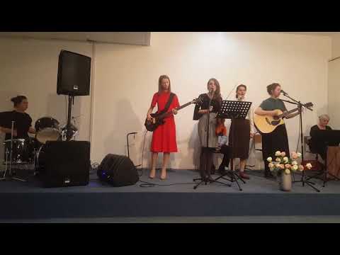 ISUS E REGE ~~~~~~~▪☆▪~~~°•°•°♡°•°•°•°•°•°Ema Petrescu +tinerii