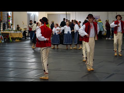 Zespół Tańca Ludowego "Bandanki" podczas występu jarmarkowego w Ustrzykach Dolnych