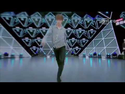 [PD101CHINA] Lay EXO touched the hands of the trainee in his performance
